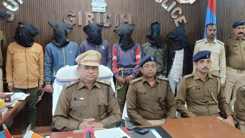 अपराध की घटना को अंजाम देने के लिए प्लानिंग बना रहे अपराधियों को पुलिस ने हथियार के साथ रंगे हाथ पकड़ा