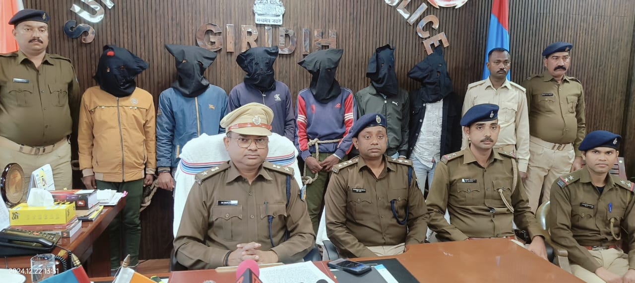 अपराध की घटना को अंजाम देने के लिए प्लानिंग बना रहे अपराधियों को पुलिस ने हथियार के साथ रंगे हाथ पकड़ा