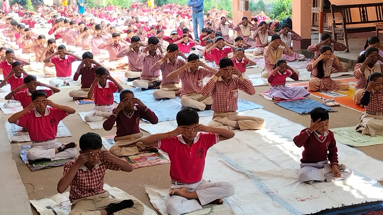 प्रकाश पुंज पब्लिक स्कूल पाण्डेडीह  मे योग एक औषधि है प्रशिक्षण के दस वर्ष हुए पूर्ण