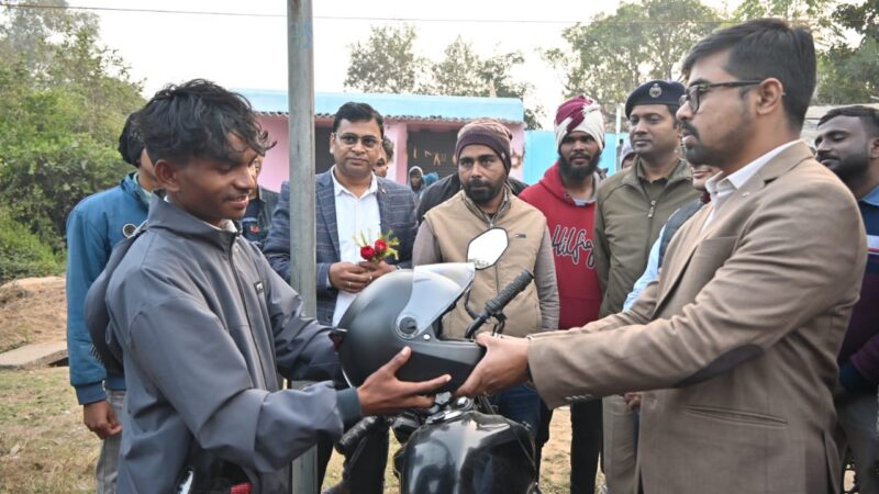 राष्ट्रीय सड़क सुरक्षा अभियान को लेकर उपायुक्त के नेतृत्व में मुफस्सिल थाना के समीप चलाया गया जागरूकता अभियान