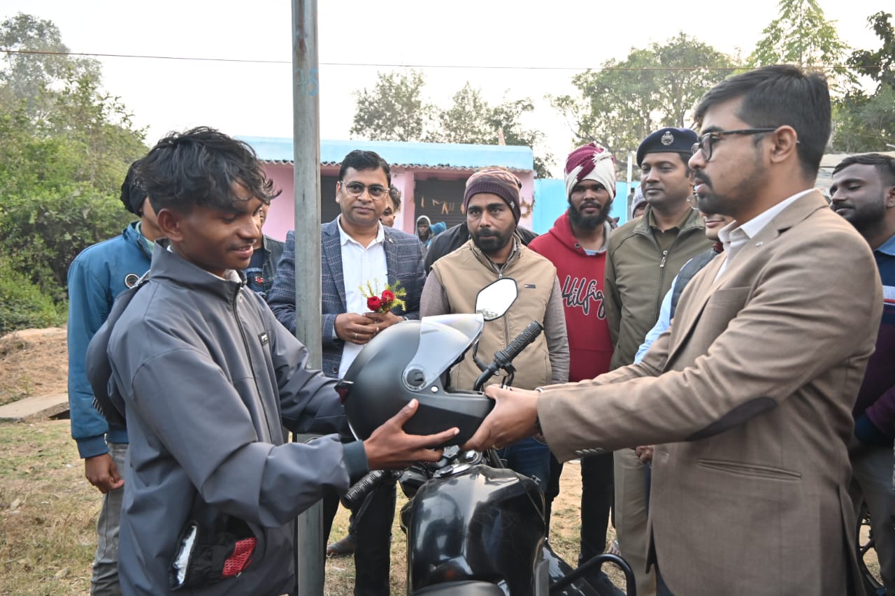 राष्ट्रीय सड़क सुरक्षा अभियान को लेकर उपायुक्त के नेतृत्व में मुफस्सिल थाना के समीप चलाया गया जागरूकता अभियान