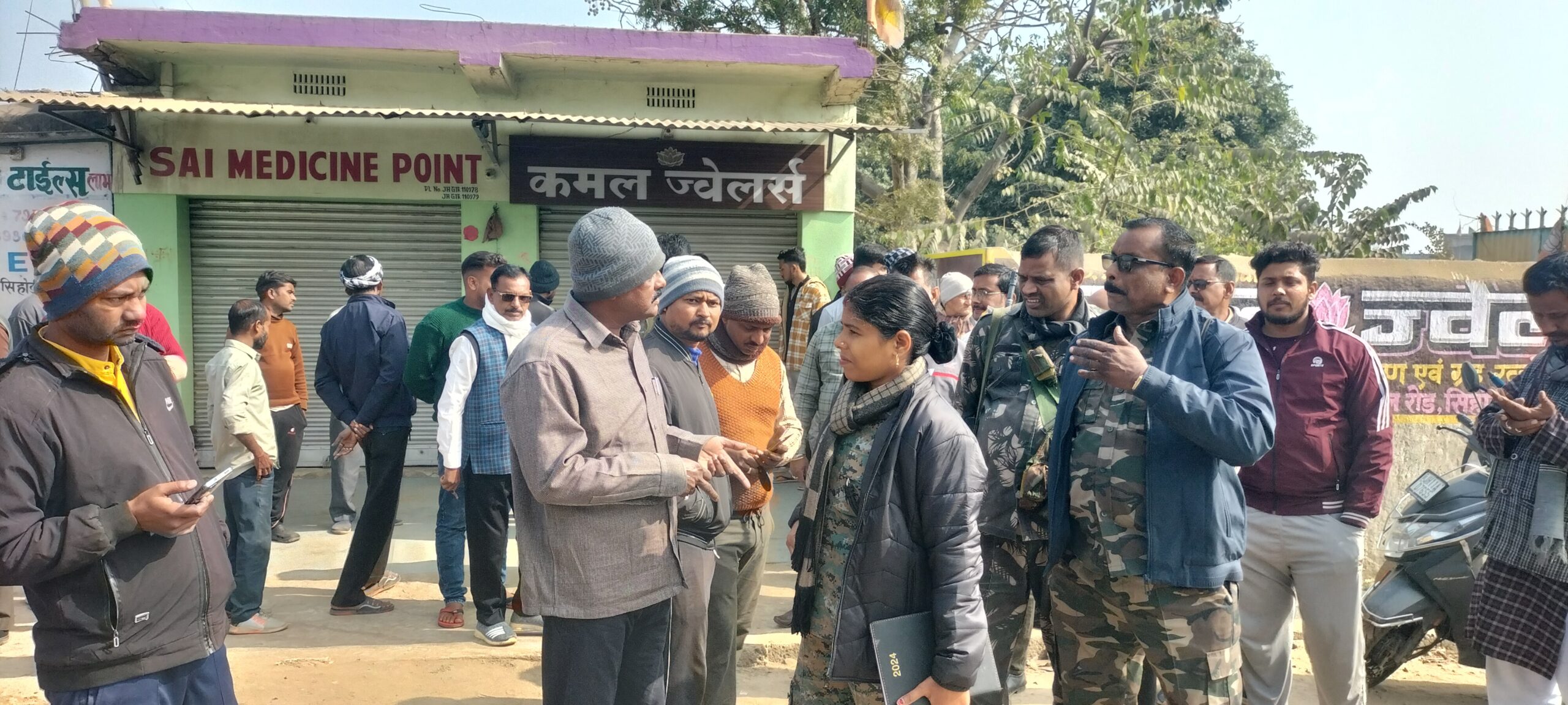 मुफ्फसिल थाना क्षेत्र के सिहोडीह में गुरुवार की रात शटर काटकर चोरों ने लाखों रुपए की जेवरात पर किया हाथ साफ।